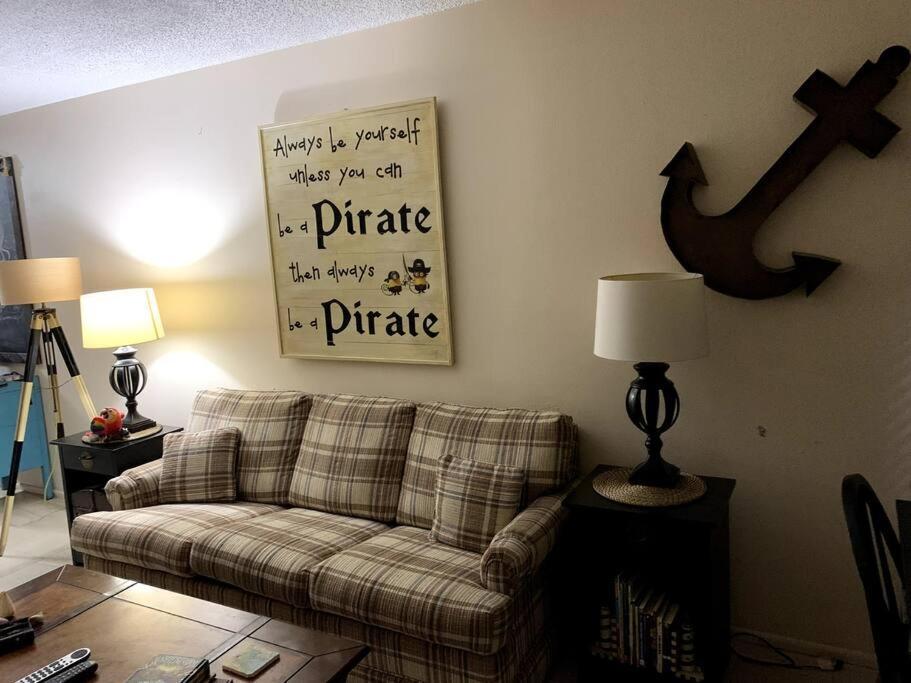 クリスタルリバーProfessor Rousseau'S Pirates Lairアパートメント エクステリア 写真